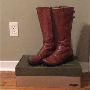Brown Women’s Keen boots. To small for me.